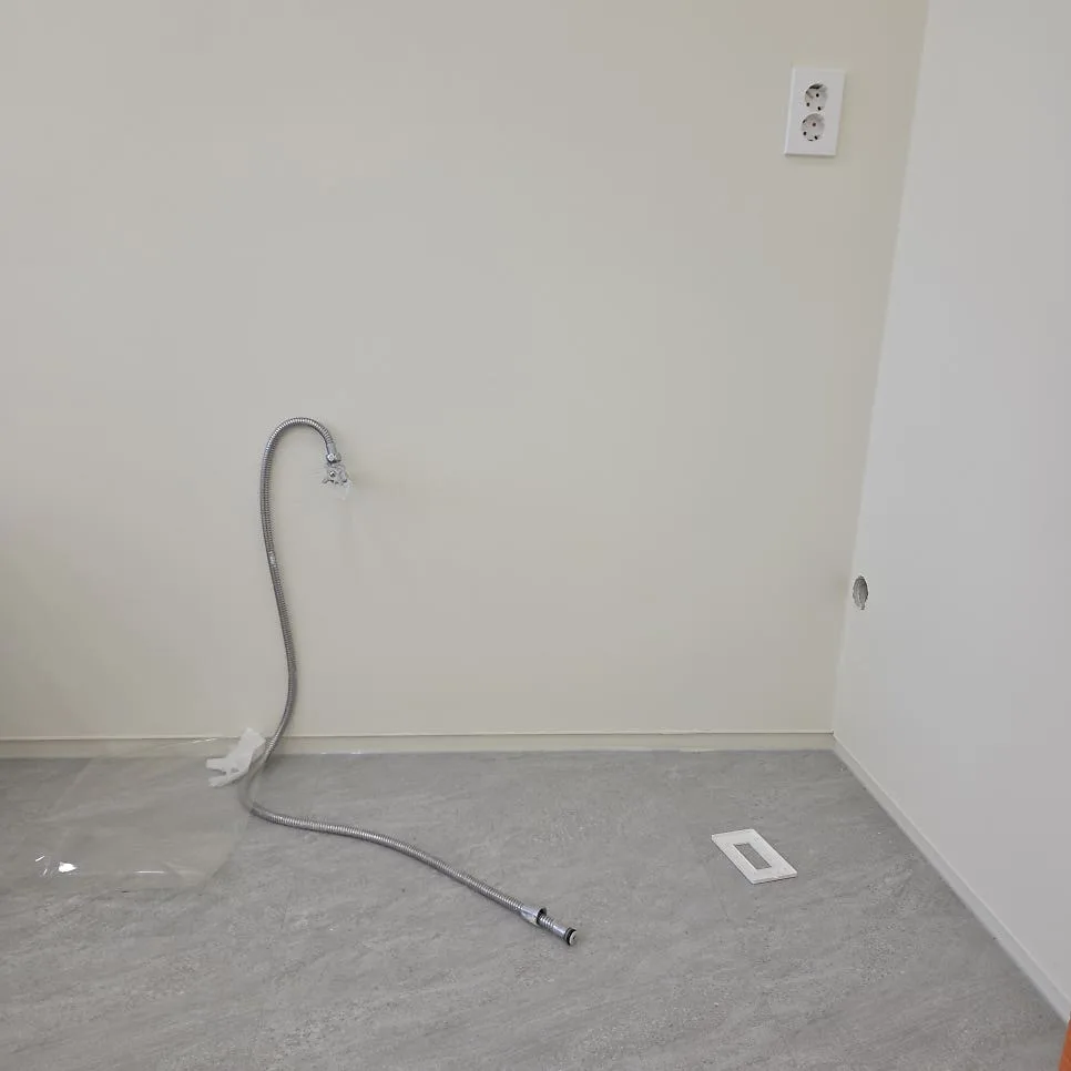 수도와 배수구만 있는 상가 빈 공간