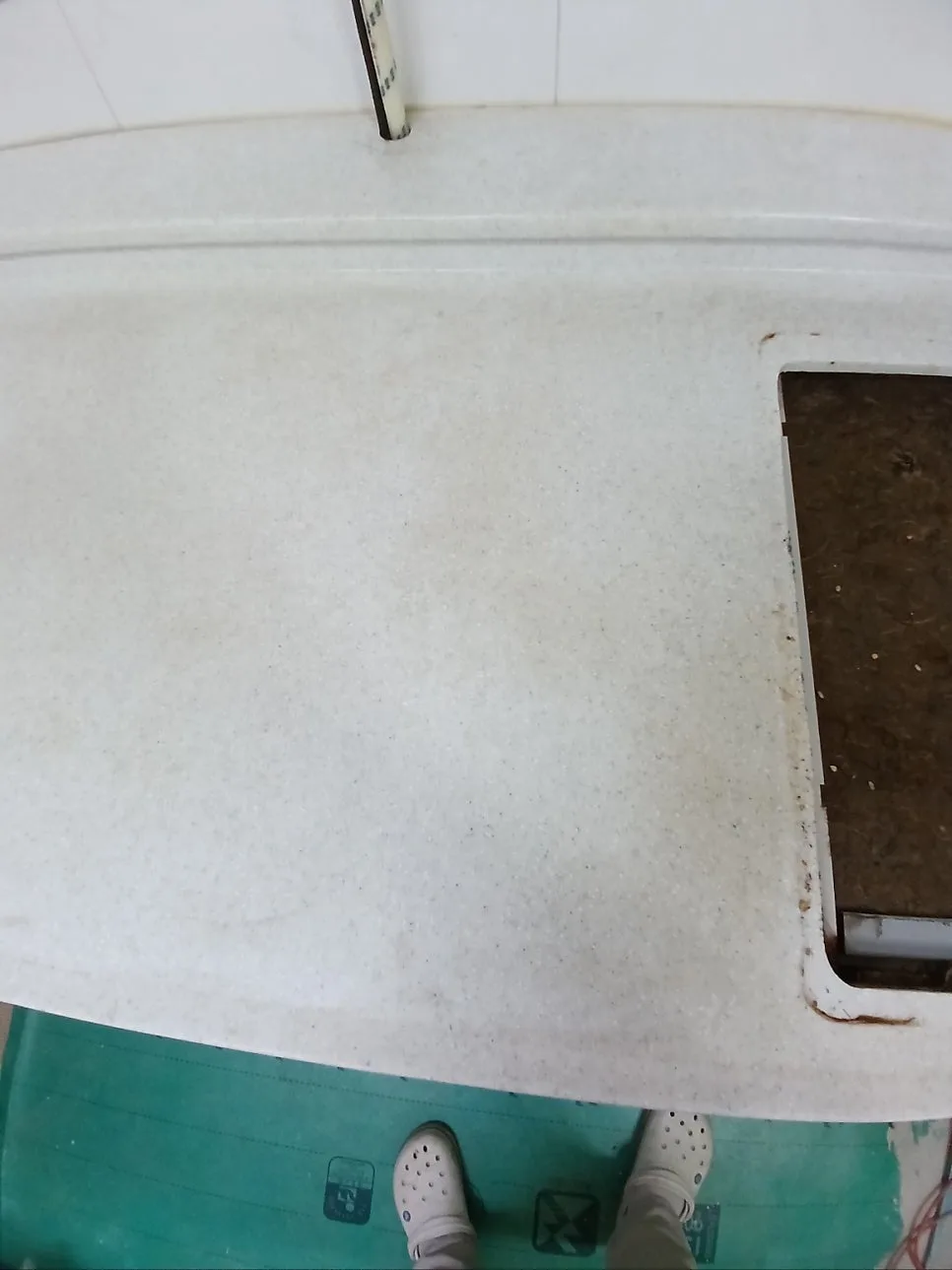 기름때와 잔 기스가 쌓인 싱크대 상판