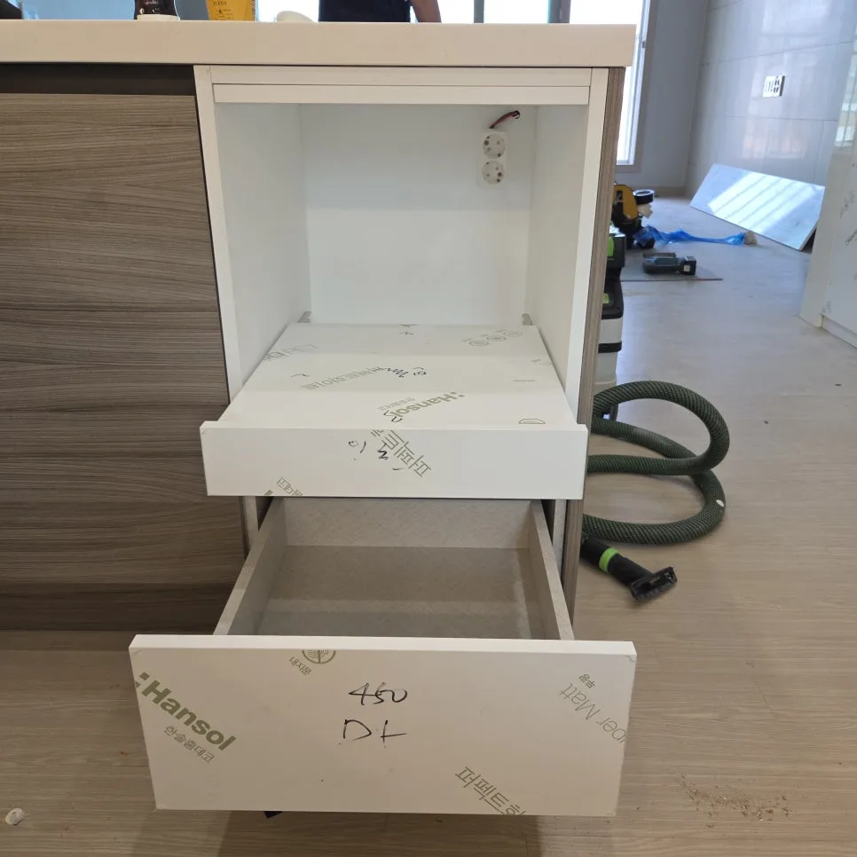 밥솥 레일장을 열어 놓은 모습