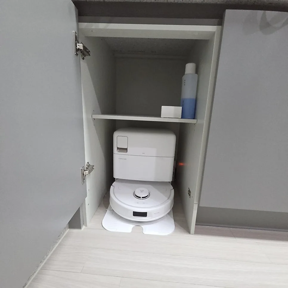 로봇청소기가 들어간 맞춤 하부장