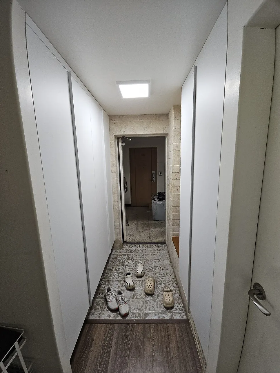 새로 교체한 현관 신발장
