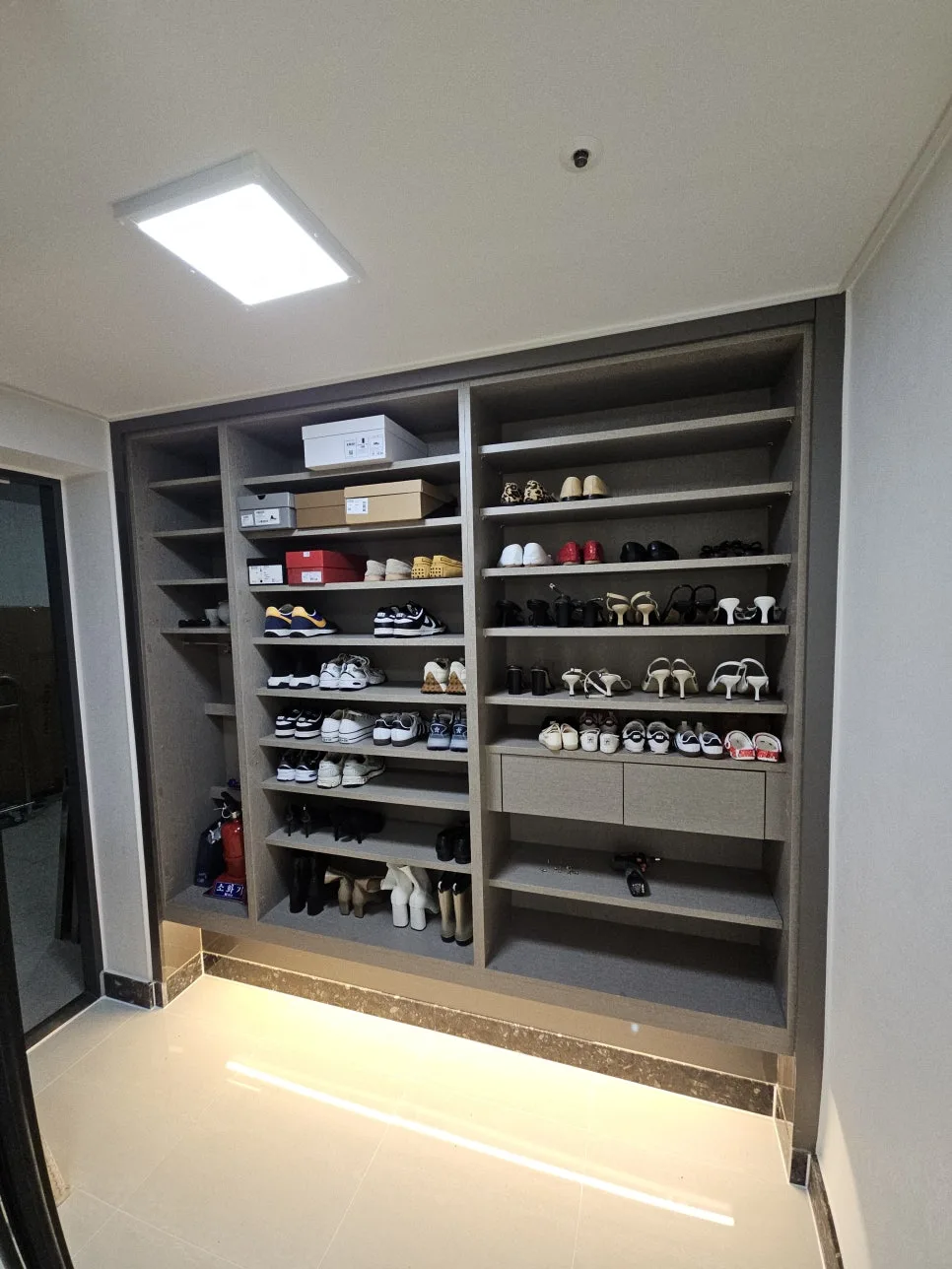 신발장 안쪽 수납 선반