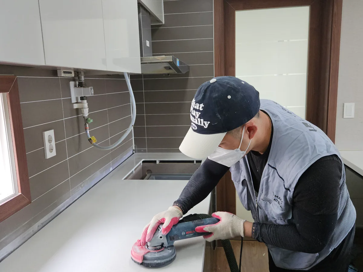 설치한 상판 이음부를 샌딩하는 모습